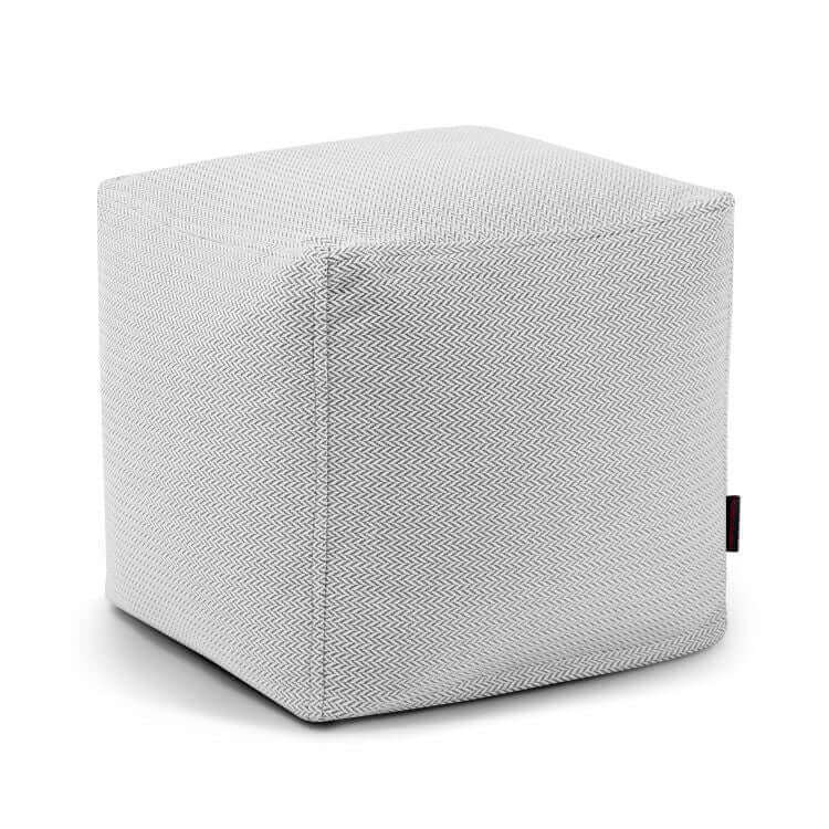 ¡El puf Up! Canaria - uso exteriores es un puf gris claro, revestido de tela, en forma de cubo con un sutil diseño de espiga-mobiliario versátil y perfecto como asiento ergonómico para cualquier espacio exterior.