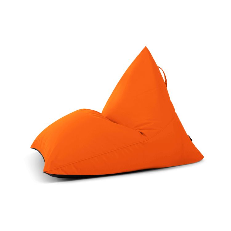 Bean bag puff juvenil naranja brillante RAZZ COLORIN, 110×130×90 cm, moderno, exterior, de tela repelente al agua. Forma triangular ergonómica con respaldo ligeramente reclinado sobre fondo blanco liso.
