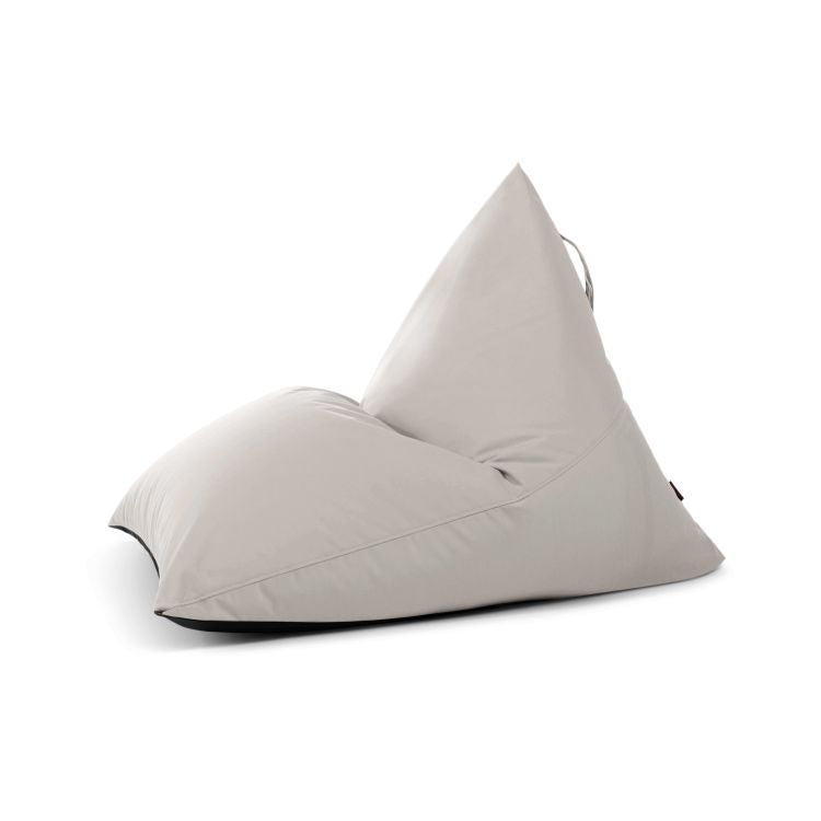 El puff bean bag juvenil RAZZ COLORIN (110×130×90 cm) es un moderno sillón triangular de tela hidrófuga de color gris claro con asa superior, que se muestra sobre un fondo blanco liso.