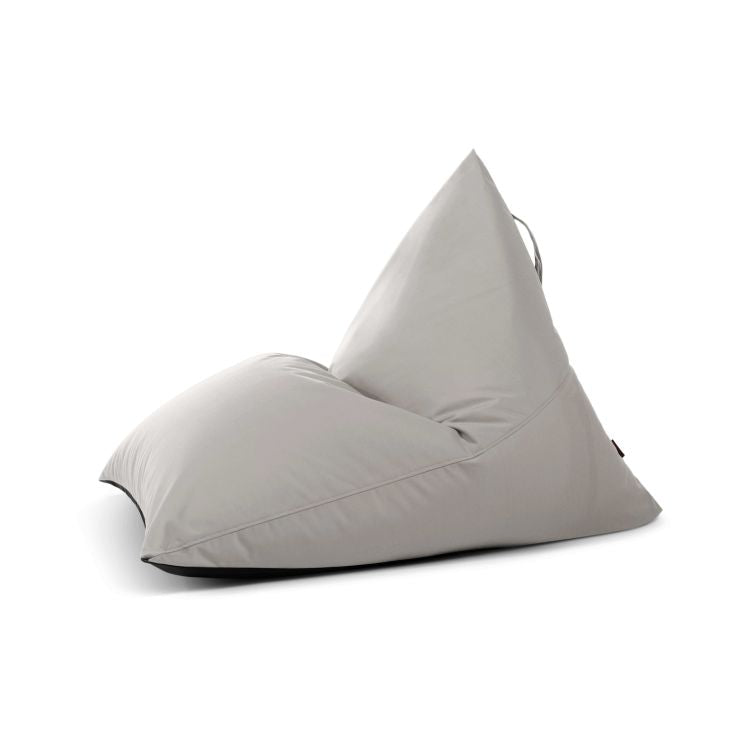 El Bean bag puff juvenil RAZZ COLORIN, un moderno sillón triangular (110×130×90 cm) en tejido repelente al agua gris claro con asa superior, se presenta sobre un fondo blanco liso.
