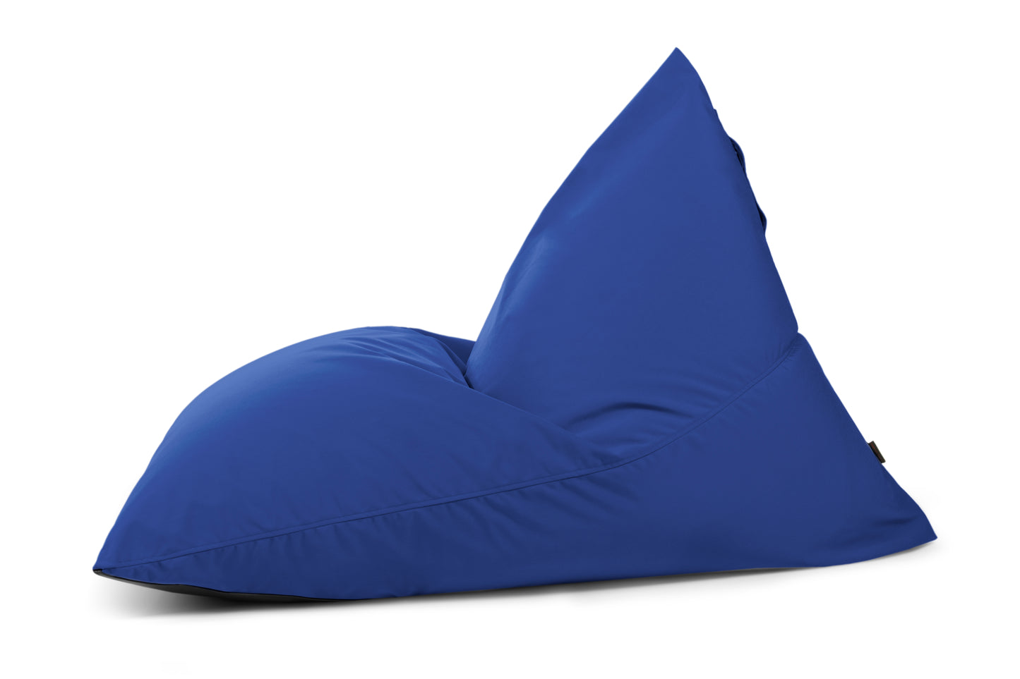 El Bean bag puff grande de tela repelente al agua 155×120×95 cm RAZZMATAZZ COLORIN presenta un moderno diseño triangular con respaldo, mostrado de lado sobre fondo blanco, y ofrece un asiento ergonómico para relajarse con estilo en interiores o exteriores.