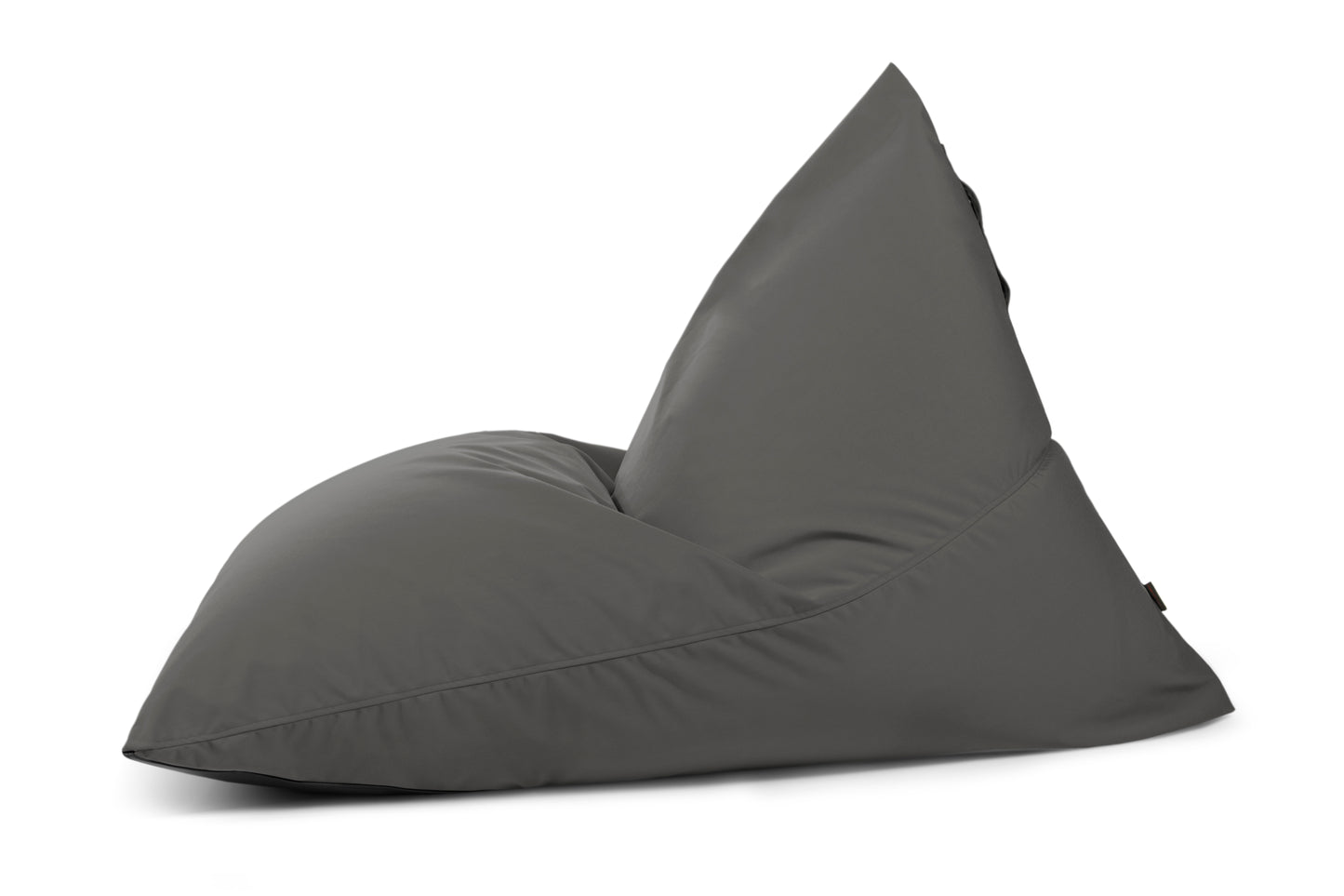 Bean bag puff grande de tela repelente al agua 155×120×95 cm - moderno - interior/exterior RAZZMATAZZ COLORIN en gris oscuro, de forma triangular y aspecto mullido, sirve de cómodo asiento ergonómico, sobre fondo blanco.