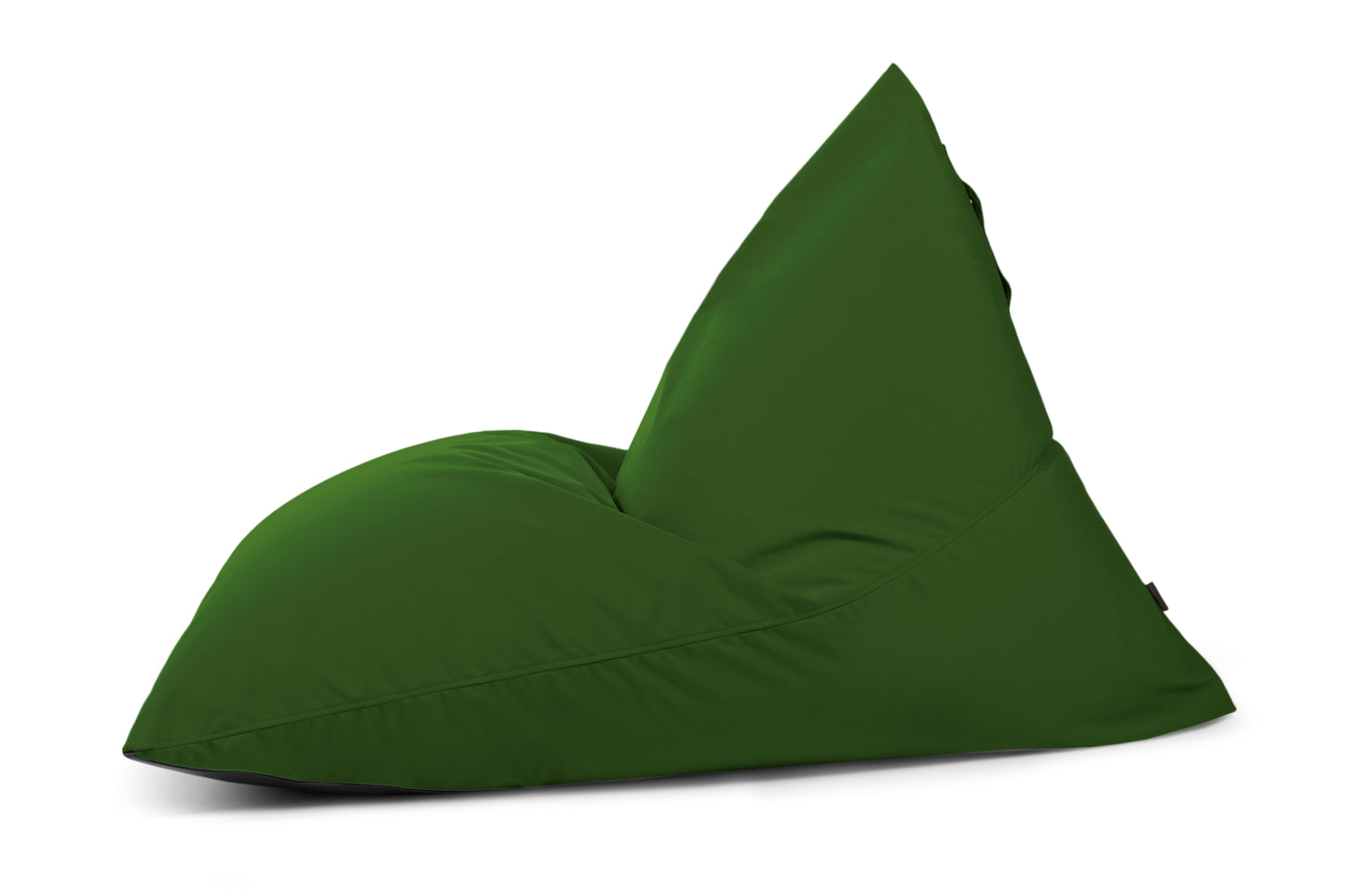 Un RAZZMATAZZ COLORIN verde triangular puff bolsa de frijoles grande (155×120×95 cm) con tela repelente al agua, diseño ergonómico moderno para uso en interiores / exteriores, se muestra sobre un fondo blanco.