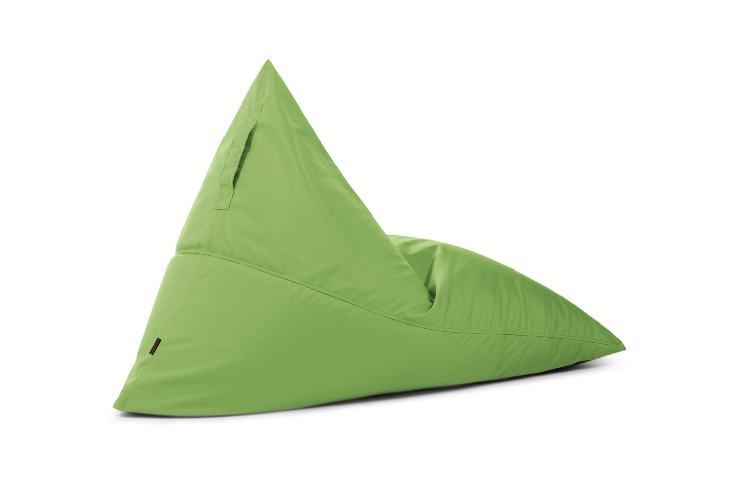 Un gran puff bag triangular verde RAZZMATAZZ COLORIN (155×120×95 cm) con tejido hidrófugo y asa, sobre fondo blanco para un aspecto interior/exterior ergonómico y elegante.