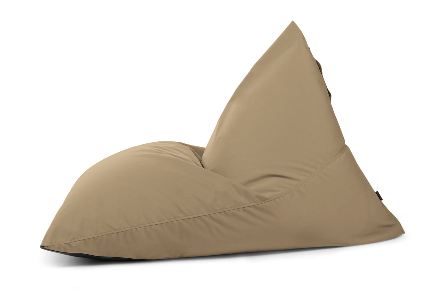 Sobre un fondo blanco liso, se muestra un puff bag RAZZMATAZZ COLORIN de tela repelente al agua (155×120×95 cm), de color tostado y forma triangular, ideal para uso en interiores/exteriores y como asiento ergonómico.