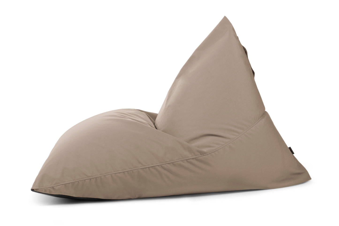 A beige Bean bag puff grande RAZZMATAZZ COLORIN (155×120×95 cm) de tela repelente al agua, diseño triangular con respaldo y asiento ergonómico, ideal para interior/exterior, mostrado sobre fondo blanco.
