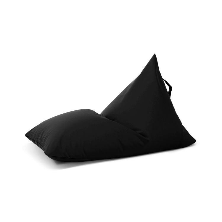 Un puff bean bag triangular negro de RAZZY COLORIN para niños, fabricado con tejido repelente al agua para uso en exteriores (75×110×65 cm), presenta un suave diseño inclinado con un asa superior, que se muestra sobre un fondo blanco.