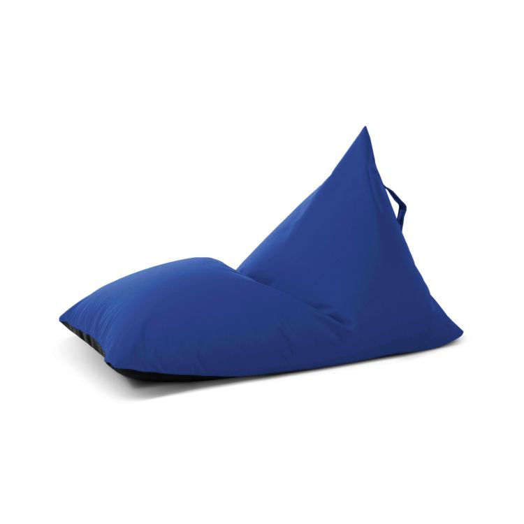 El puff infantil triangular Razzy Colorin azul (75×110×65 cm) tiene asa trasera, tejido hidrófugo y un diseño moderno, perfecto para sentarse con estilo al aire libre. Se muestra sobre fondo blanco.