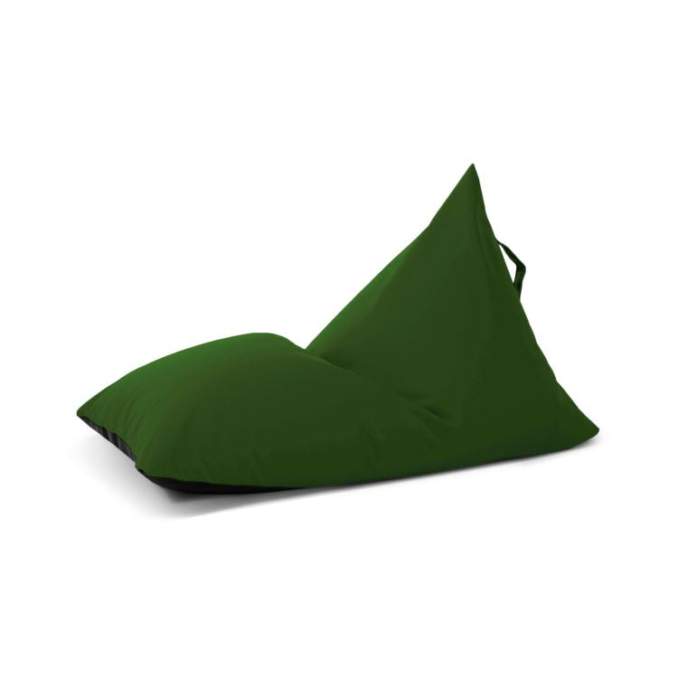 Un gran puff Bean bag triangular verde oscuro infantil RAZZY COLORIN (75×110×65 cm), hecho de tela repelente al agua para exterior, con asa superior, sobre fondo blanco.