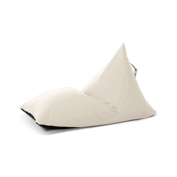 Bean Bag Puff Infantil RAZZY COLORIN (75×110×65 cm) de color beige, triangular y con asa superior, fabricado con tejido hidrófugo para exteriores, sobre fondo blanco.