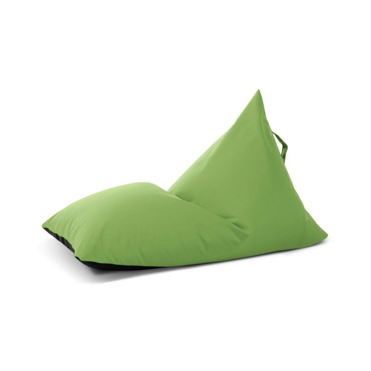 El puff infantil Bean bag tela repelente al agua para exterior 75×110×65 cm -moderno- RAZZY COLORIN presenta un diseño triangular de color verde con respaldo reclinable y asa superior, perfecto para cualquier espacio. Se muestra sobre fondo blanco.