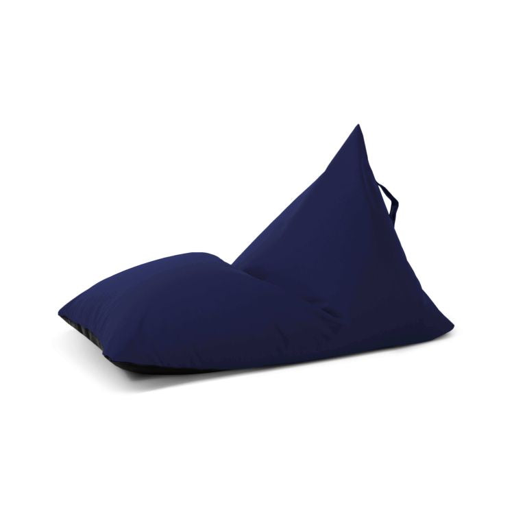 Sobre fondo blanco se coloca un Bean Bag Puff Infantil RAZZY COLORIN triangular de color azul oscuro, fabricado en tejido hidrófugo para uso exterior (75×110×65 cm), con asa trasera.