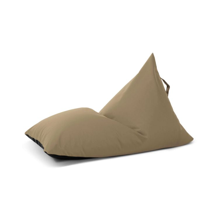 Un puff infantil Bean bag caqui de tela repelente al agua para exterior 75×110×65 cm RAZZY COLORIN con respaldo triangular y asa, mostrado sobre fondo blanco. Moderno, compacto, elegante y cómodo, ideal para cualquier espacio interior o exterior.