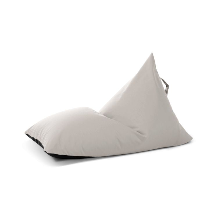 Bean bag puff infantil RAZZY COLORIN gris claro (75×110×65 cm), moderno, con respaldo inclinado y asa superior. Fabricado en tejido hidrófugo para uso exterior; perfecto como puf compacto para cualquier espacio, mostrado sobre fondo blanco.