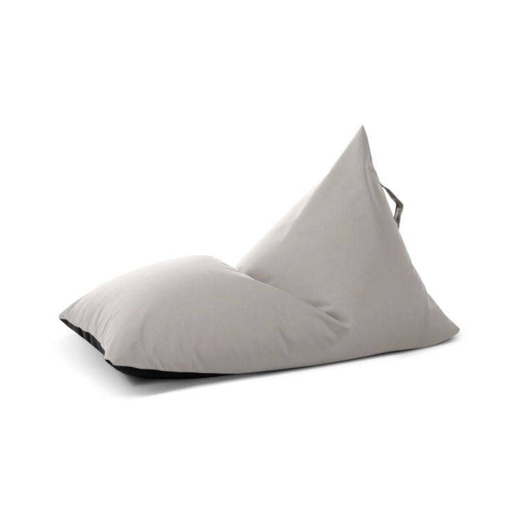 El Bean bag puff infantil RAZZY COLORIN (75×110×65 cm), moderno y de tela repelente al agua para exterior, es ideal como puf compacto o puff infantil en cualquier espacio moderno.