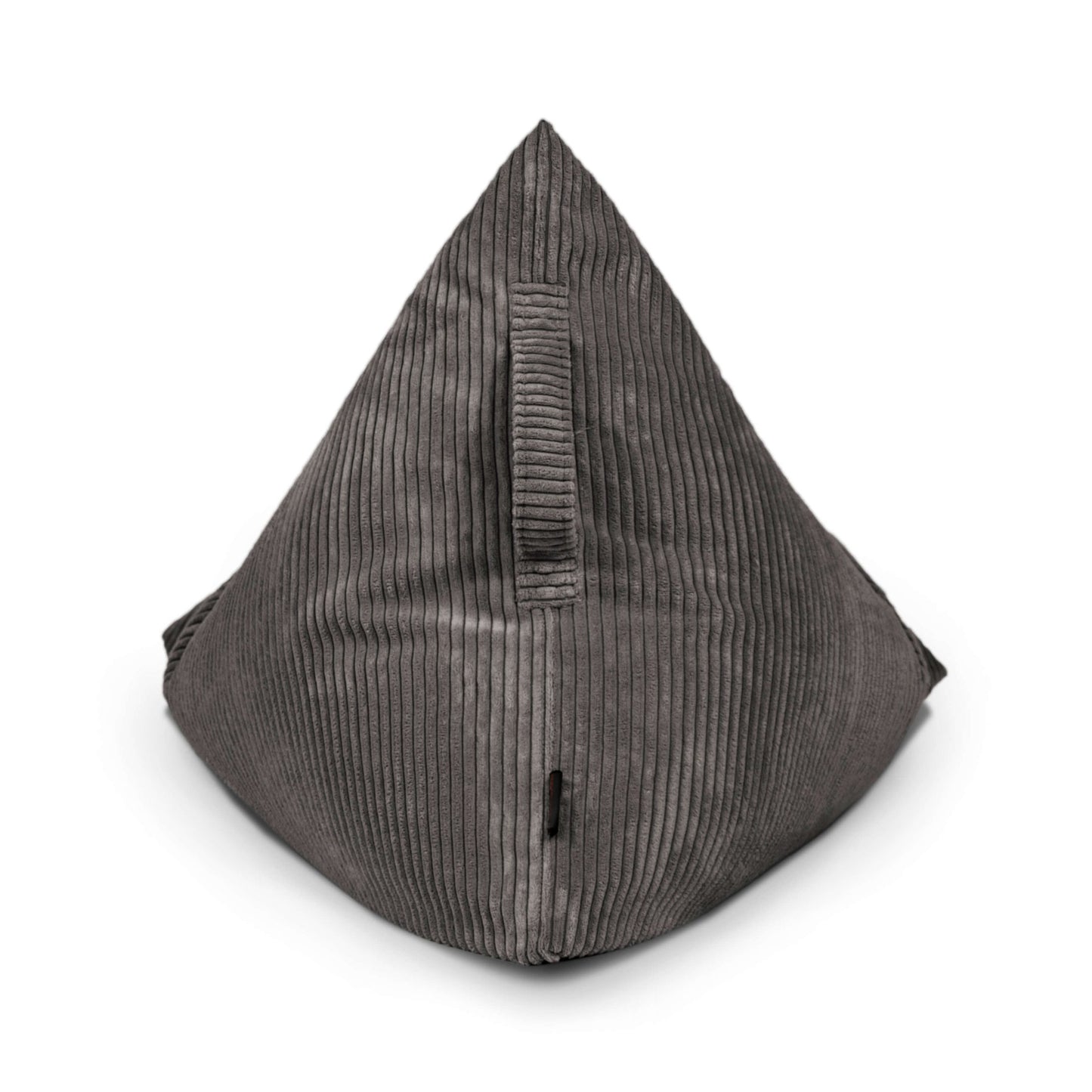 El puff infantil de terciopelo acanalado 75×110×65 cm RAZZY WAVES es un moderno puff triangular de color gris con asa superior para niños, que se presenta sobre un fondo blanco.