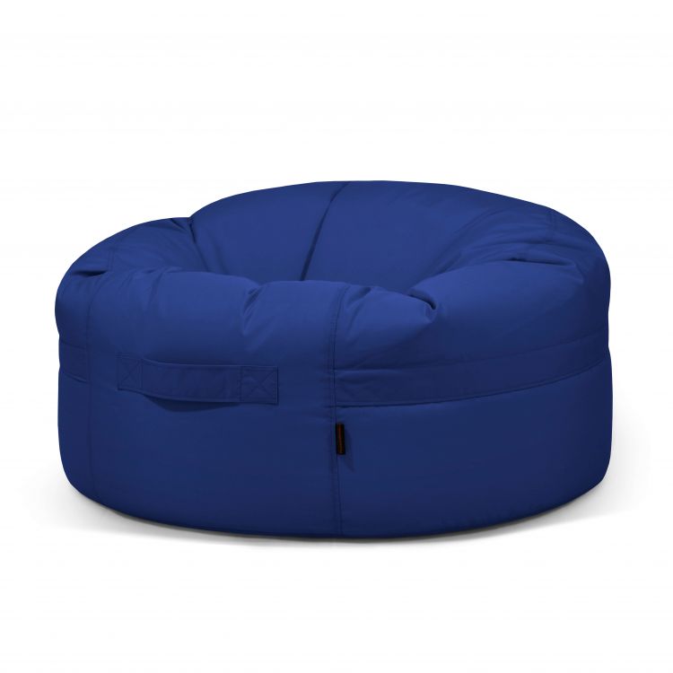 Un Bean Bag Roll 105 Colorin grande, redondo y azul para uso en exteriores con asa lateral, mostrado sobre un fondo blanco liso.