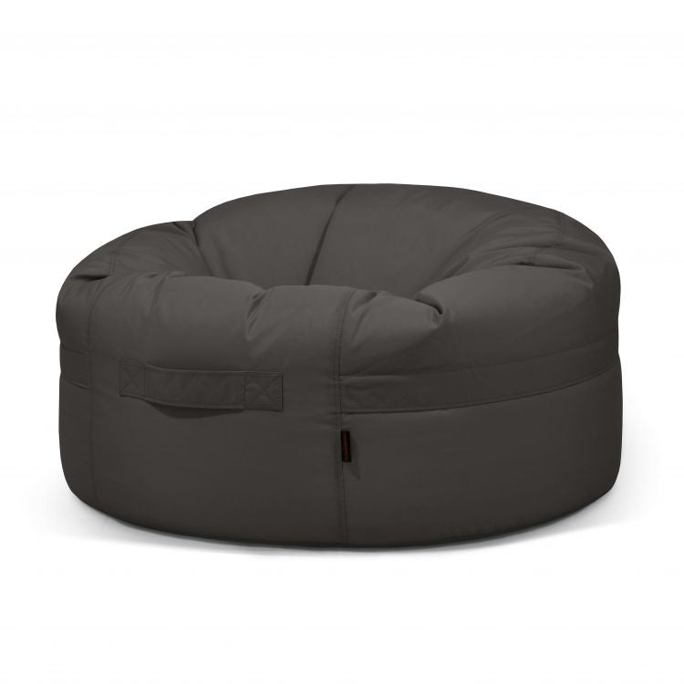 El Bean Bag Roll 105 Colorin para exteriores es un gran sillón ergonómico redondo de color gris oscuro con un asa lateral, que se muestra sobre un fondo blanco liso.