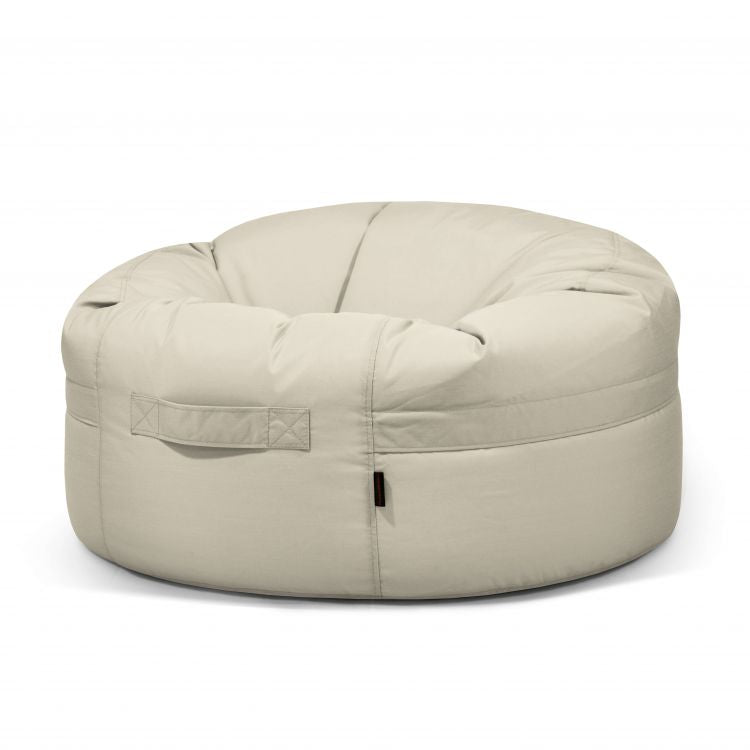 El Bean Bag Roll 105 Colorin, una silla redonda de color beige con asa lateral, se muestra sobre un fondo blanco. Es perfecto para cualquier habitación o uso al aire libre, proporcionando un confort inigualable como puf ergonómico.