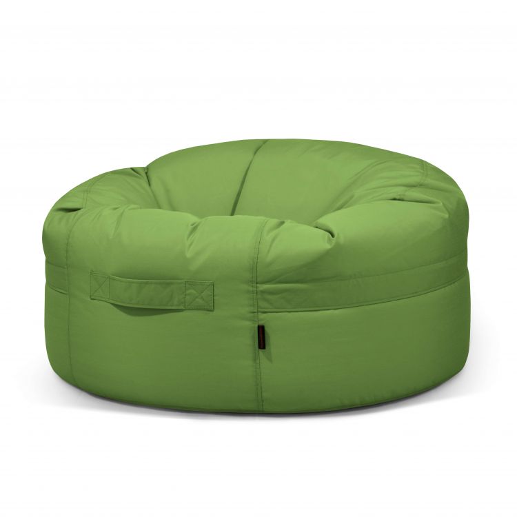 El Bean Bag Roll 105 Colorin - uso exteriores es un sillón redondo de color verde con un asa lateral, colocado sobre un fondo blanco liso, que ofrece un toque puf ergonómico para cualquier espacio.