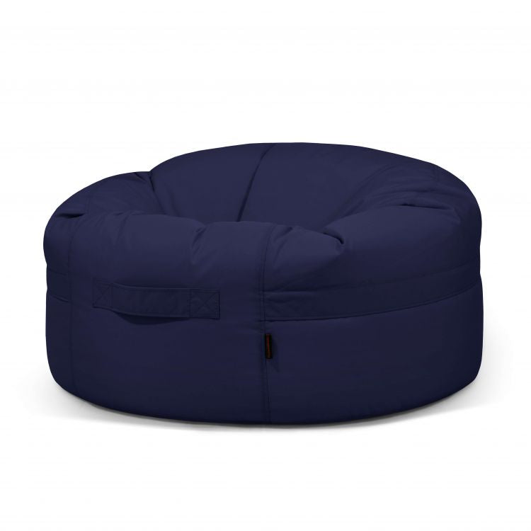 Un Bean Bag Roll 105 Colorin para exterior, grande y redondo en azul marino con asa lateral de tela, se muestra sobre un fondo blanco.