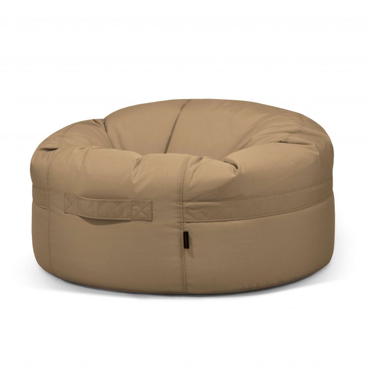 El Bean Bag Roll 105 Colorin - uso exteriores es un gran sillón redondo de color marrón claro con un asa lateral de tela, diseñado como puf ergonómico y mostrado sobre un fondo blanco liso.