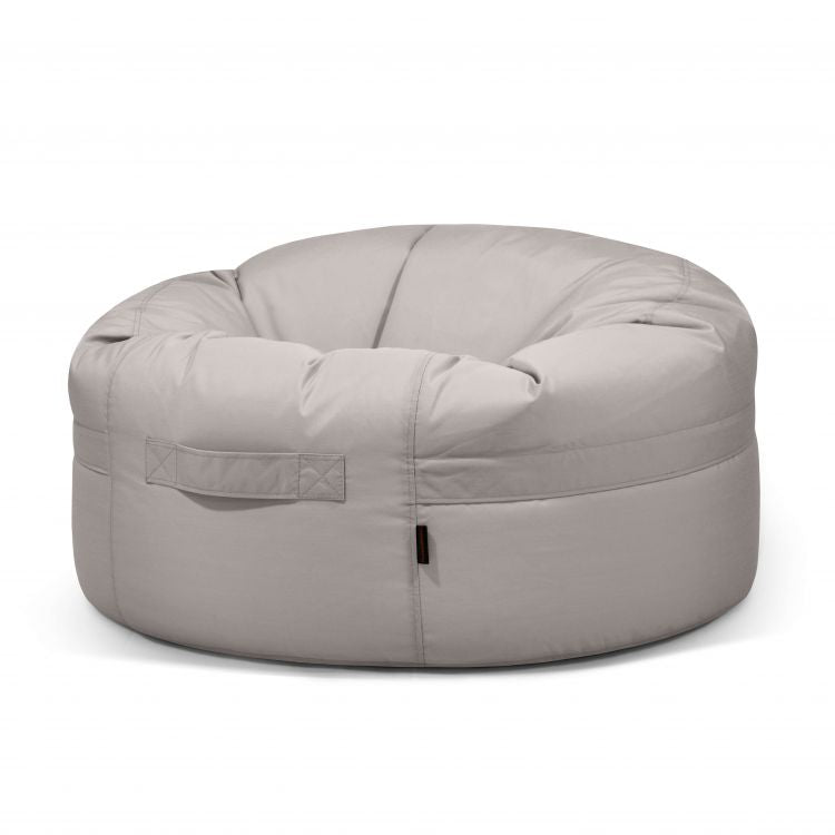 El Bean Bag Roll 105 Colorin - uso exteriores es un sillón bean bag gris claro con un asa lateral, que se muestra sobre un fondo blanco.