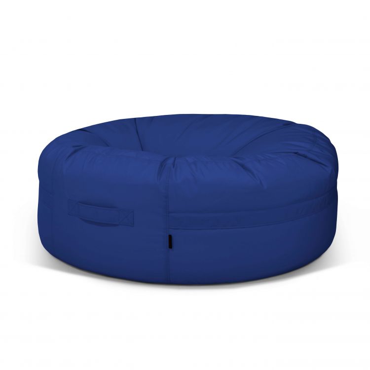 El Bean bag Roll 135 Colorin - uso exteriores es un gran bean bag redondo de color azul con una práctica asa lateral, ideal para uso exterior como puff terraza o puff exterior, mostrado sobre fondo blanco.