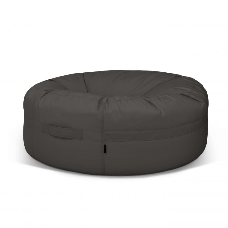 El Bean bag Roll 135 Colorin - uso exteriores es un sillón grande, redondo, de color gris oscuro con asas laterales, ideal para uso exterior como puff terraza o puff exterior, mostrado sobre un fondo blanco liso.