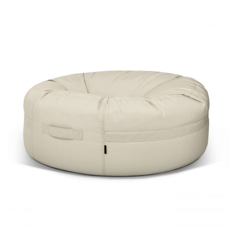 El Bean bag Roll 135 Colorin - uso exterior presenta un diseño redondo de color beige con una práctica asa lateral y un elegante exterior abullonado, sobre un fondo blanco liso.