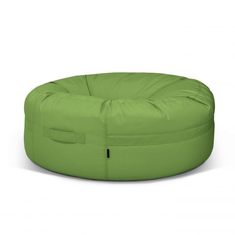 Un espacioso y redondo Bean bag Roll 135 Colorin - uso exteriores de color verde, con una cómoda asa lateral y un exterior suave, que se muestra sobre un fondo blanco liso.