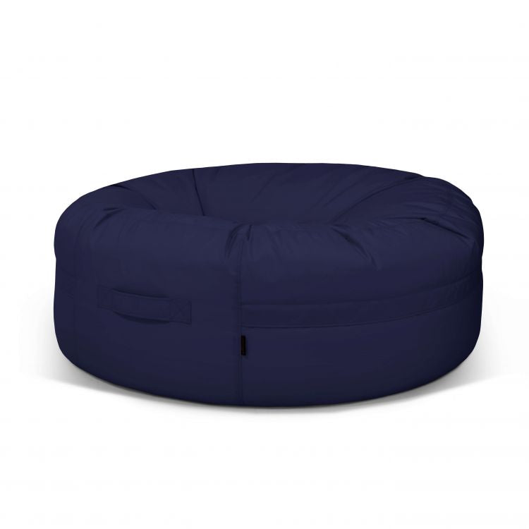 El Bean bag Roll 135 Colorin - uso exterior, un gran puf redondo azul marino con asas laterales, se muestra sobre un fondo blanco liso, perfecto como elegante asiento de exterior para cualquier espacio.