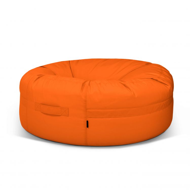 El Bean bag Roll 135 Colorin - uso exteriores es una silla grande y redonda de color naranja con un asa lateral cosida, que se muestra sobre un fondo blanco.