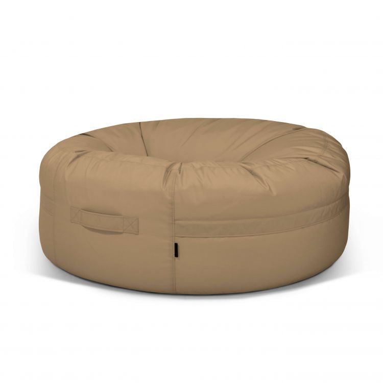 El Bean bag Roll 135 Colorin - uso exterior presenta una forma grande y redonda con un exterior de hojaldre color canela, asa de tela y costuras visibles, sobre un fondo blanco liso.
