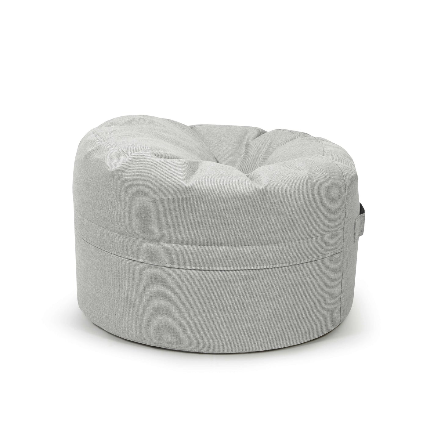 Puff redondo de tejido antimanchas y repelente al agua 80×80×35 cm (ROLL 80 RIVIERA), de color gris claro, con suave funda lavable y asa, diseñado para un uso versátil en interiores y exteriores, sobre fondo blanco liso.