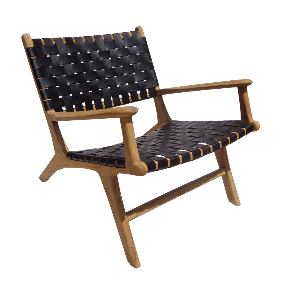 El Sillón en Madera de Teca y Cuero Zoe combina estilo y comodidad con apoyabrazos, asiento y respaldo de correas de cuero tejido negro, haciéndolo ideal para decoración interior/exterior.