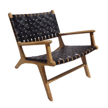  El Sillón en Madera de Teca y Cuero Zoe combina estilo y comodidad con apoyabrazos, asiento y respaldo de correas de cuero tejido negro, haciéndolo ideal para decoración interior/exterior.
