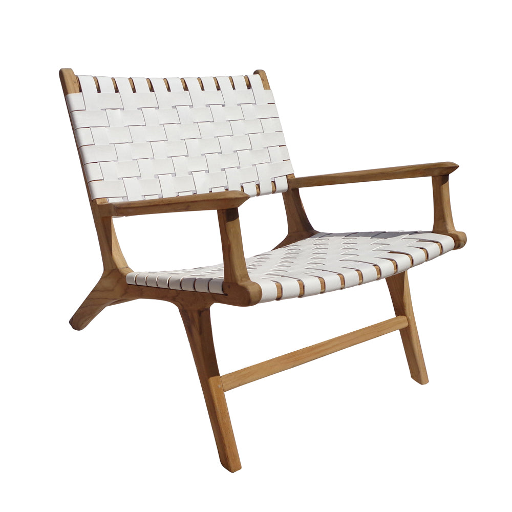 Conozca el Sillón en Madera de Teca y Cuero Zoe, una elegante silla elaborada con madera de teca de primera calidad con un diseño minimalista y asiento y respaldo tejido en color blanco, ideal para realzar cualquier decoración interior o exterior.