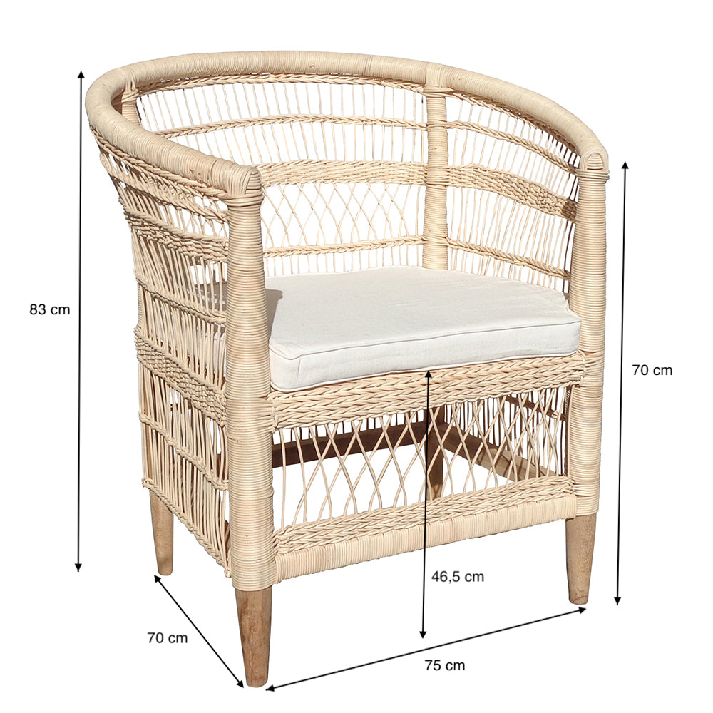 La Butaca en ratán con Cojín Majaro, de 83 cm de alto, 75 cm de ancho, 70 cm de fondo y asiento a 46,5 cm, combina ratán natural con cojín blanco y un diseño moderno ilustrado con flechas que señalan sus medidas.