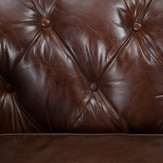 Sillón en Cuero y Madera con Capitone Kensington