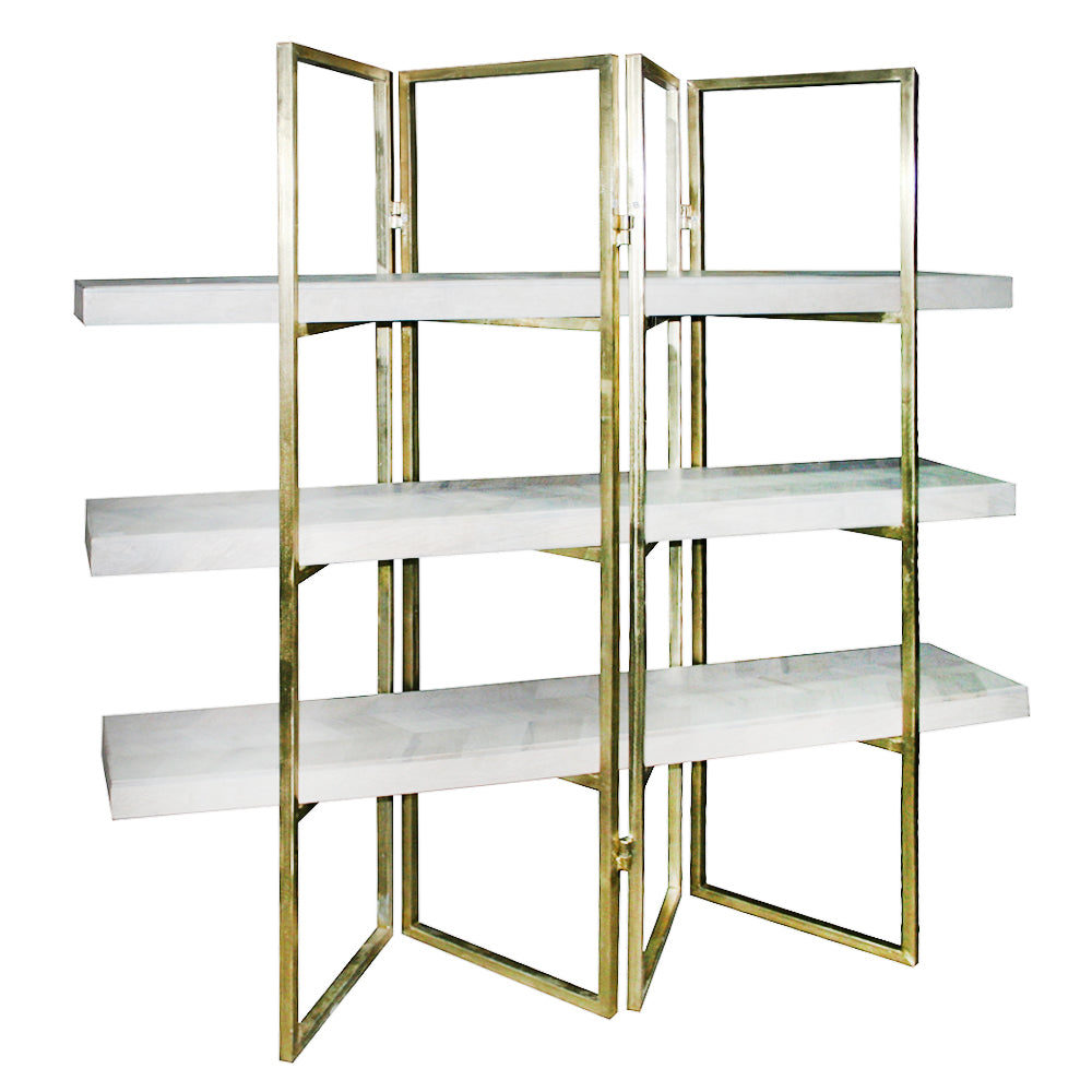 La Estantería Moderna de Hierro y Madera SPACE cuenta con un marco de metal dorado y tres estantes rectangulares blancos en un diseño geométrico y plegable, ideal para agregar un estilo moderno a cualquier habitación.