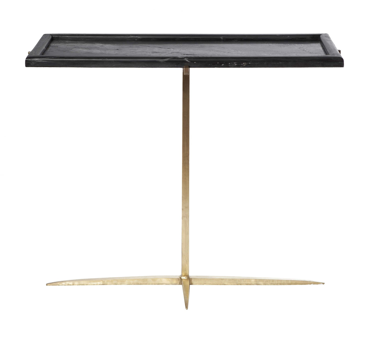 Una pequeña mesa auxiliar con tapa rectangular negra inspirada en la Consola de Mármol Negro Belic, que cuenta con una base de metal dorado con un tallo central y patas de tres puntas, perfecta para agregar elegancia a cualquier ambiente de CASAPATIO.
