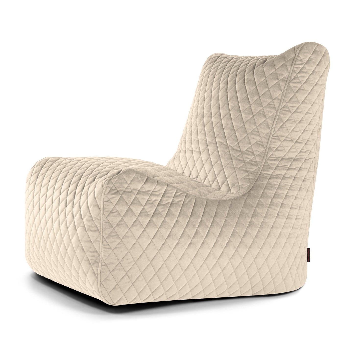 El Bean bag Seat Lure Luxe es un sillón acolchado de color beige con asiento y respaldo curvados, que ofrece un asiento ergonómico para una mayor comodidad, presentado sobre un fondo blanco.