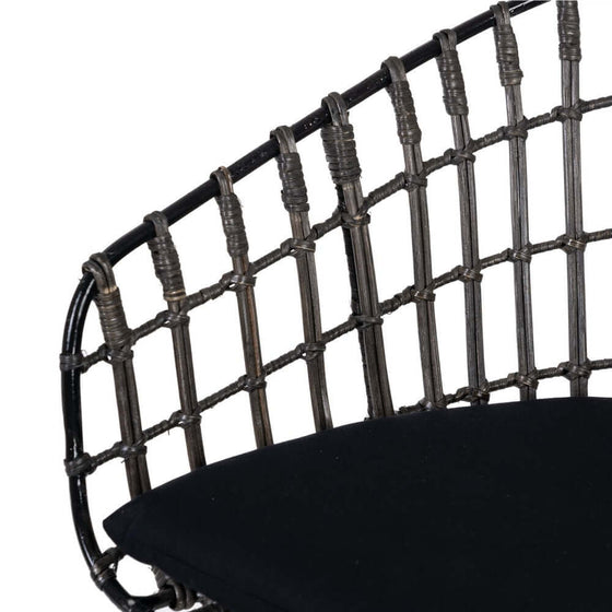 Primer plano de una Silla Graphite-Ratan en Gris-Negro negra con asiento acolchado.