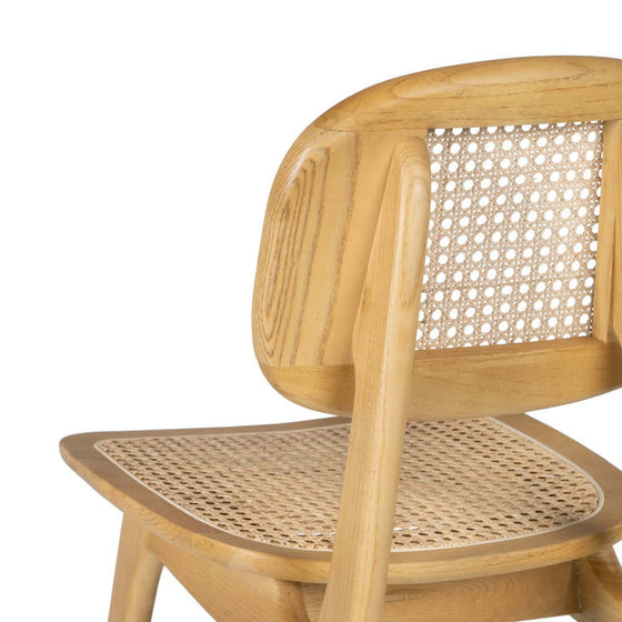 Silla Nordic Elm Natural en Madera de Olmo con correas de caña aisladas sobre fondo blanco.