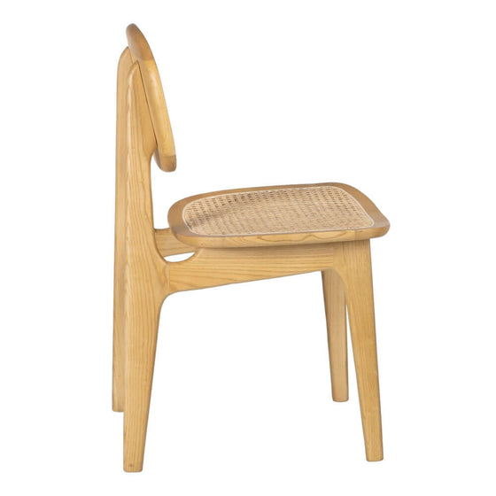 Silla Nordic Elm Natural en Madera de Olmo con asiento de ratán tejido aislado en fondo blanco.