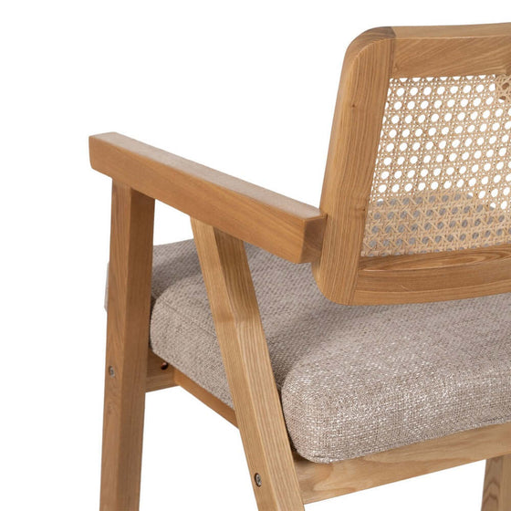 Silla Nórdika Essence con brazos de madera de haya con respaldo tejido y asiento acolchado sobre fondo blanco.