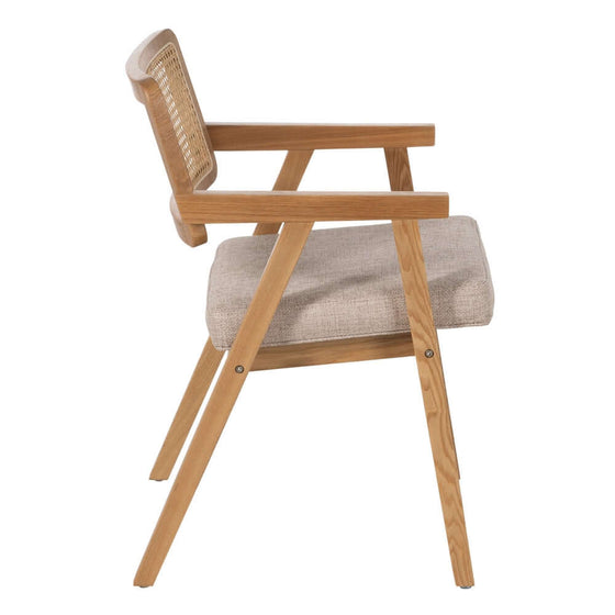 Silla Nórdika Essence con Brazos de diseño escandinavo con tapizado beige y respaldo tejido, aislado sobre fondo blanco.