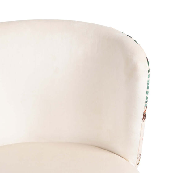 Una vista de primer plano de un sillón beige "Silla Peacock Elegance Beige" con una costura visible y un detalle de patrón en el lateral.