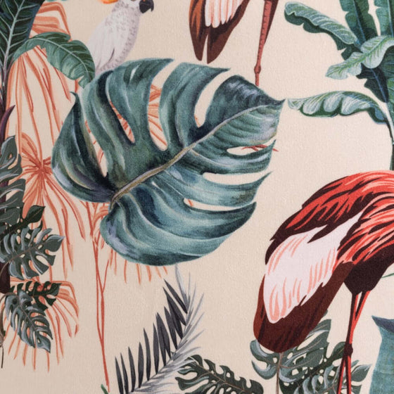 Descripción: Primer plano de un tejido Silla Peacock Elegance Beige de temática tropical, que muestra hojas verdes ilustradas y un pájaro.